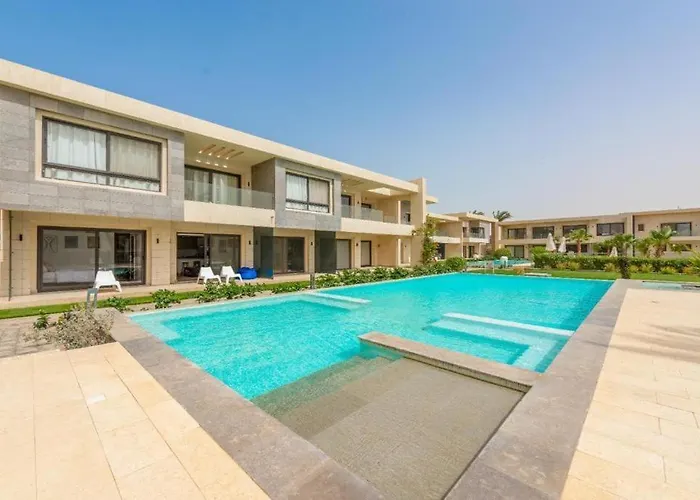 Luxury Flat On The Pool Апартаменты *